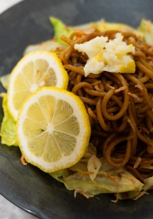 「関ケ原たまり」で塩レモンがアクセントの焼きそば